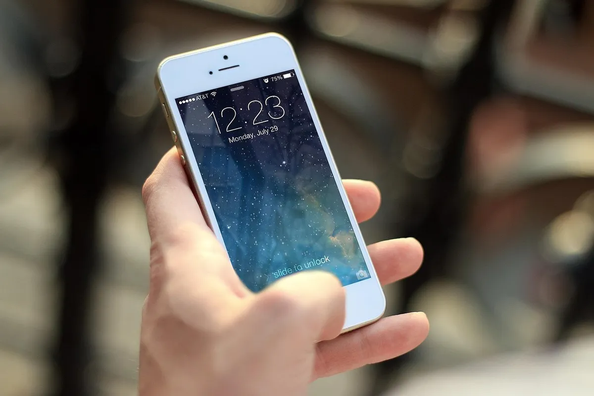 telefon idős ember kezében